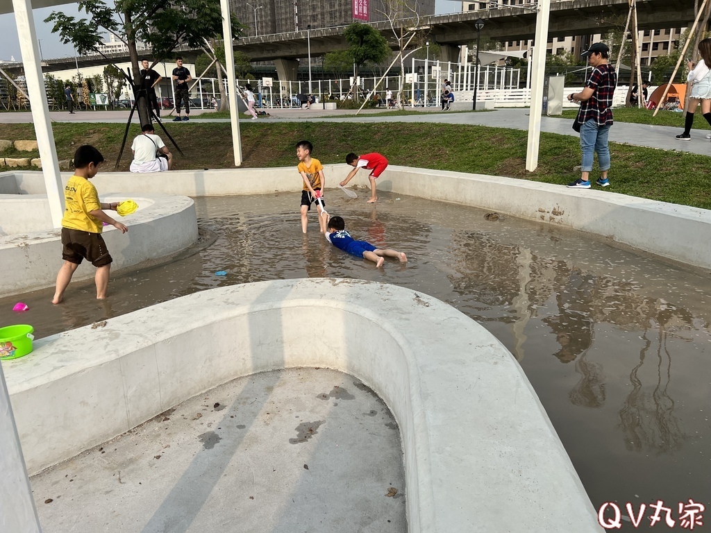 「台中。遊記」馬卡龍公園，全台最高11公尺戶外溜滑梯，攀爬網