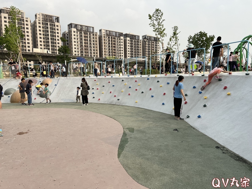 「台中。遊記」馬卡龍公園，全台最高11公尺戶外溜滑梯，攀爬網