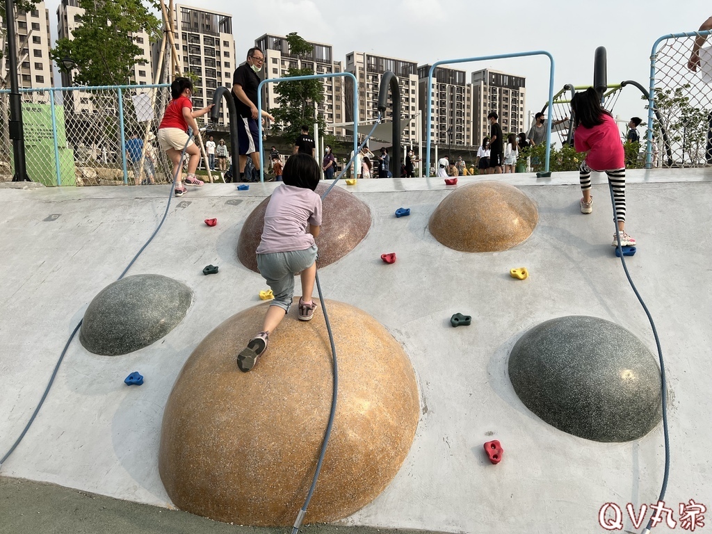 「台中。遊記」馬卡龍公園，全台最高11公尺戶外溜滑梯，攀爬網