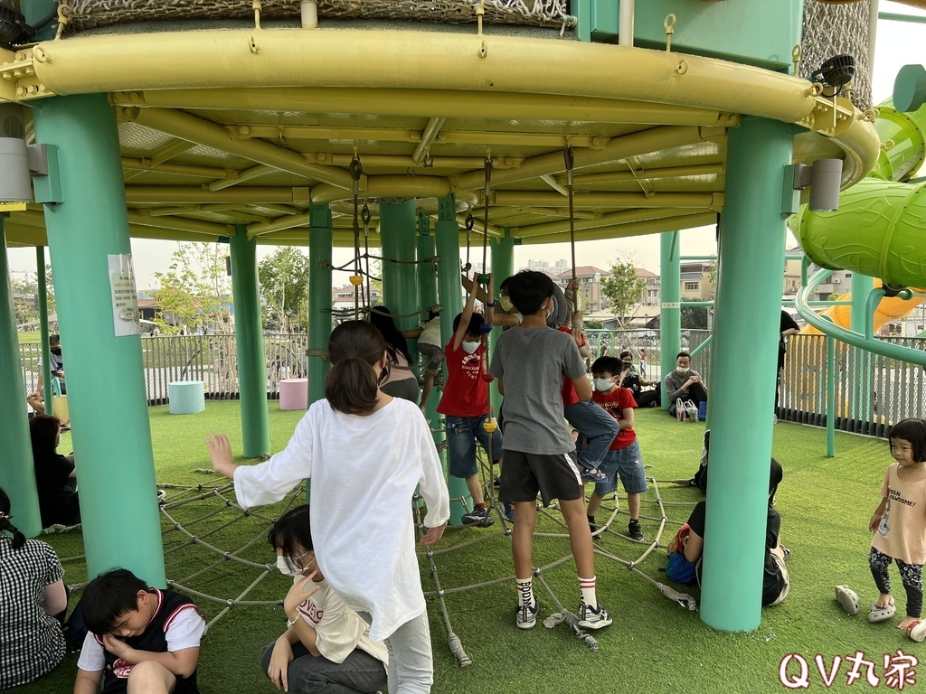 「台中。遊記」馬卡龍公園，全台最高11公尺戶外溜滑梯，攀爬網