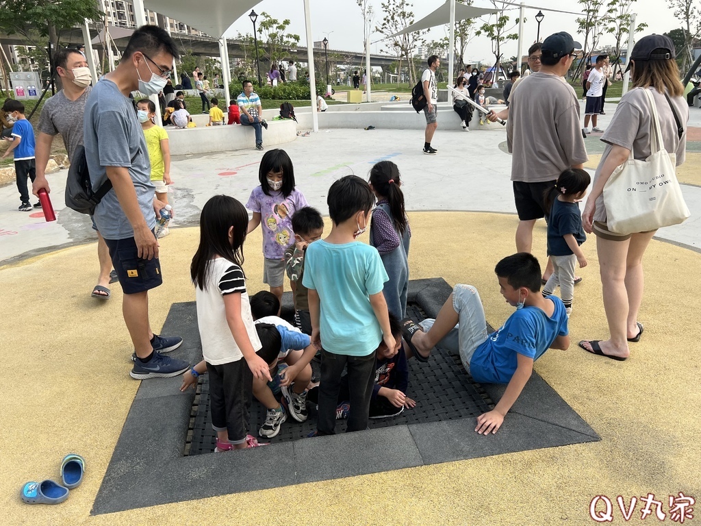 「台中。遊記」馬卡龍公園，全台最高11公尺戶外溜滑梯，攀爬網