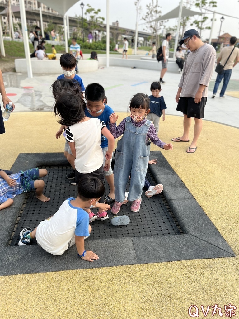 「台中。遊記」馬卡龍公園，全台最高11公尺戶外溜滑梯，攀爬網