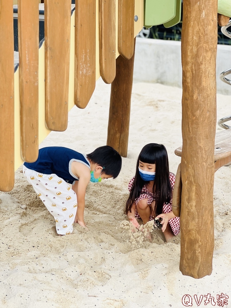 「新竹。遊記」芎林公一方口獅公園，Q版客家方口獅造型溜滑梯太