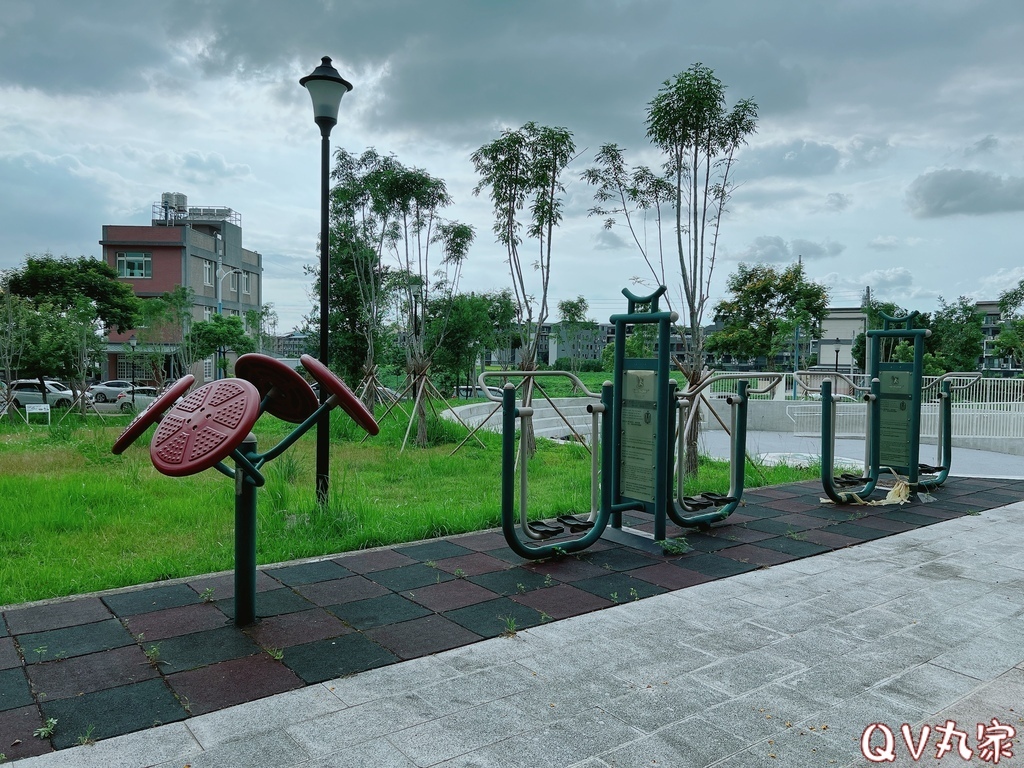 「新竹。遊記」芎林公一方口獅公園，Q版客家方口獅造型溜滑梯太