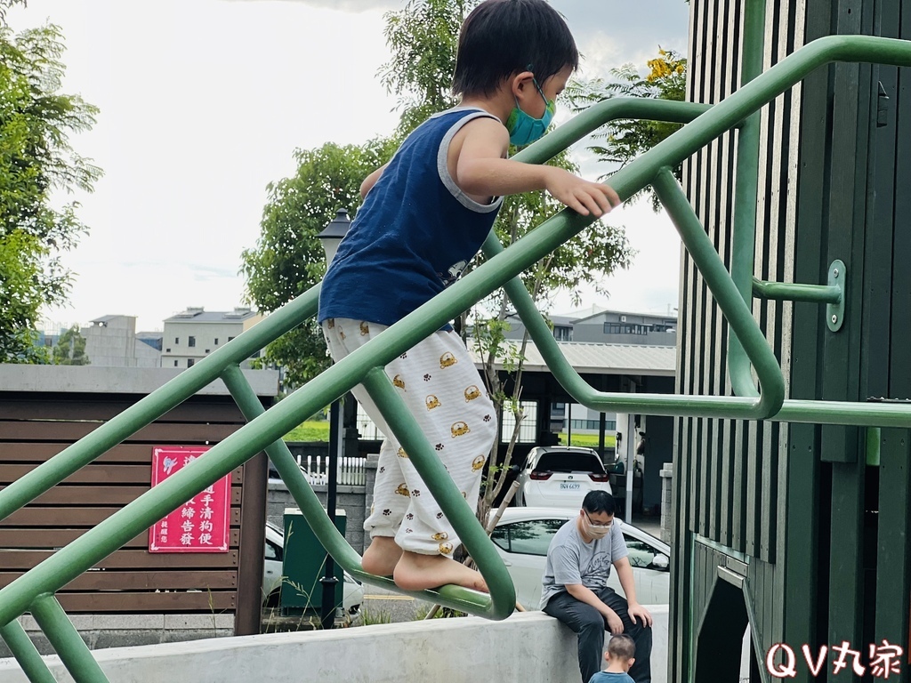 「新竹。遊記」芎林公一方口獅公園，Q版客家方口獅造型溜滑梯太