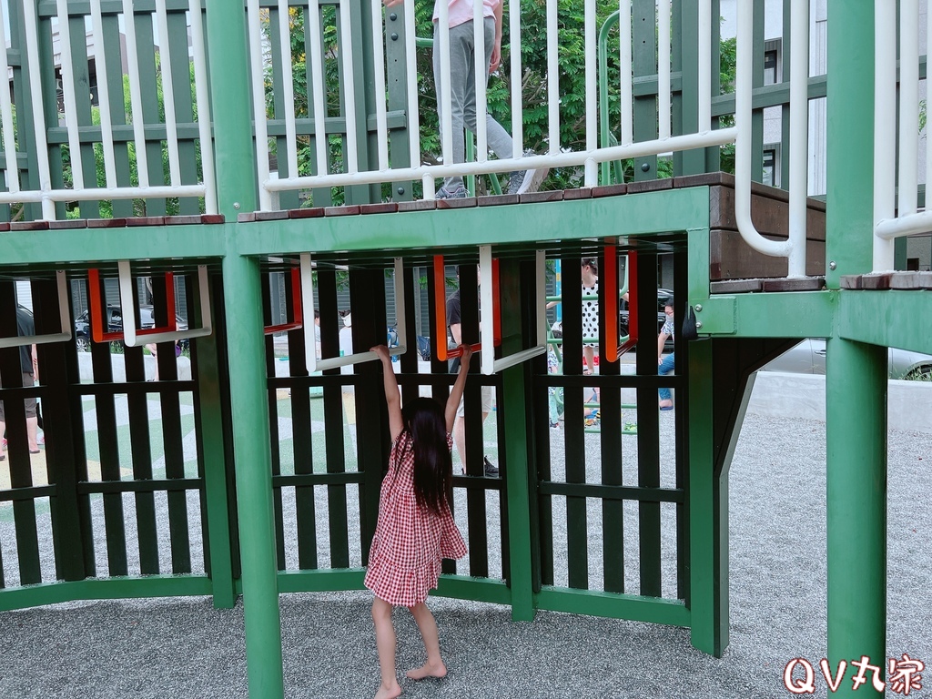 「新竹。遊記」芎林公一方口獅公園，Q版客家方口獅造型溜滑梯太