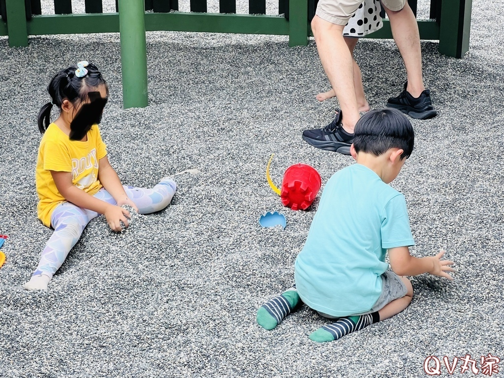 「新竹。遊記」芎林公一方口獅公園，Q版客家方口獅造型溜滑梯太