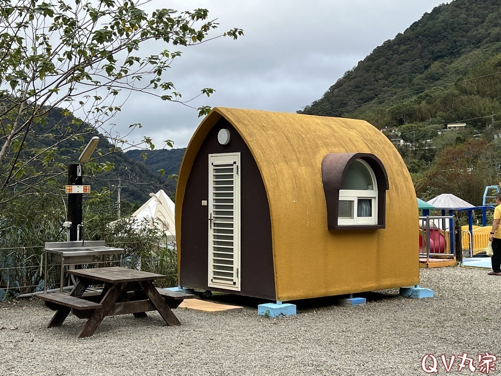 「新竹。露營」熊麻吉親子露營，有沙坑、遊樂設施、戲水池，免裝