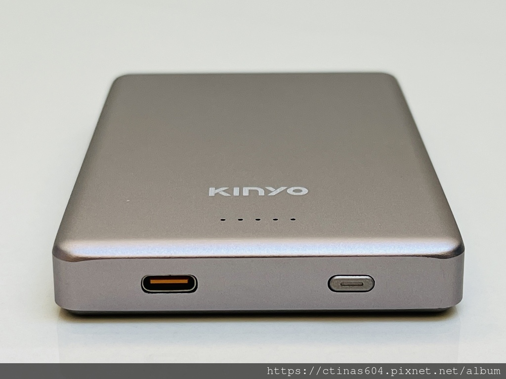 【開箱】KINYO 2 in 1 薄型大容量磁吸行動電源 p