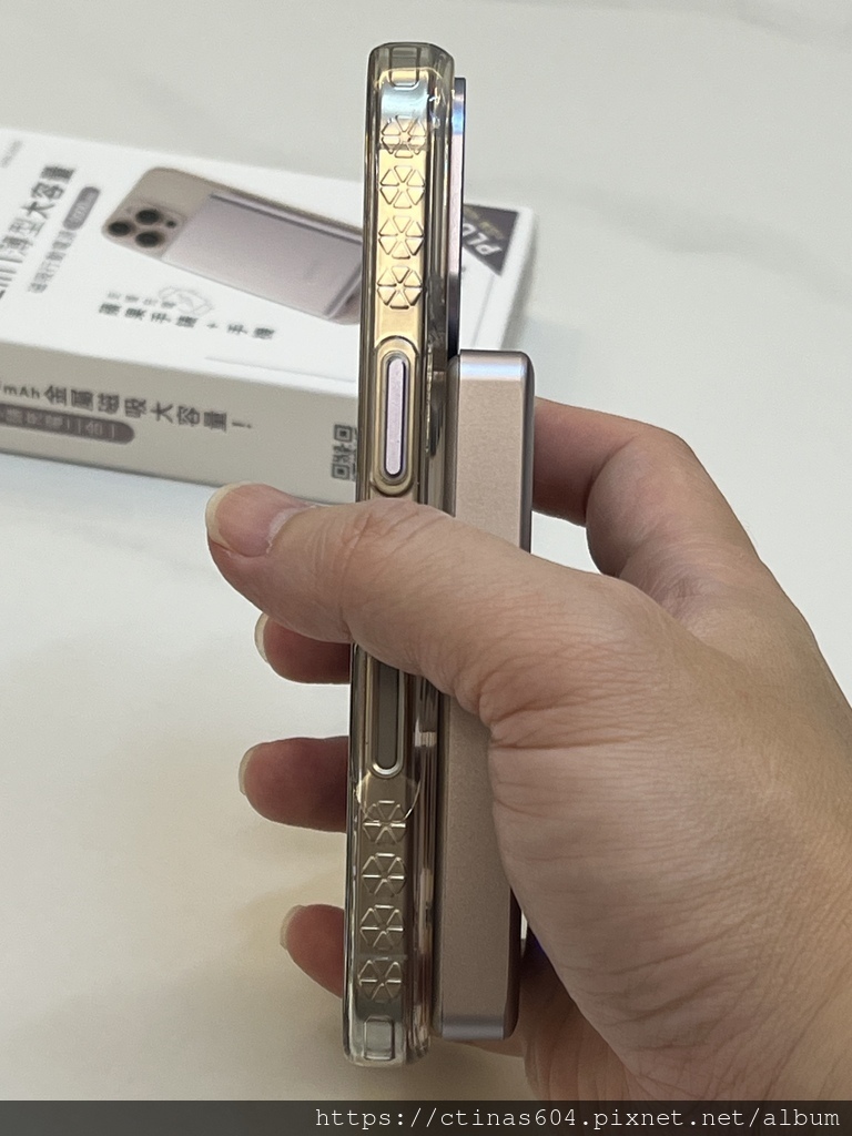 【開箱】KINYO 2 in 1 薄型大容量磁吸行動電源 p