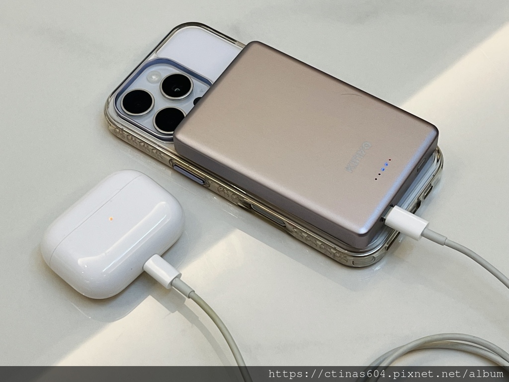 【開箱】KINYO 2 in 1 薄型大容量磁吸行動電源 p