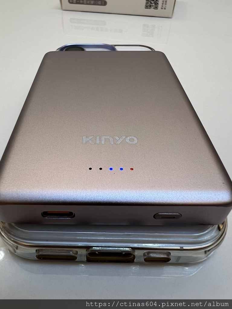 【開箱】KINYO 2 in 1 薄型大容量磁吸行動電源 p