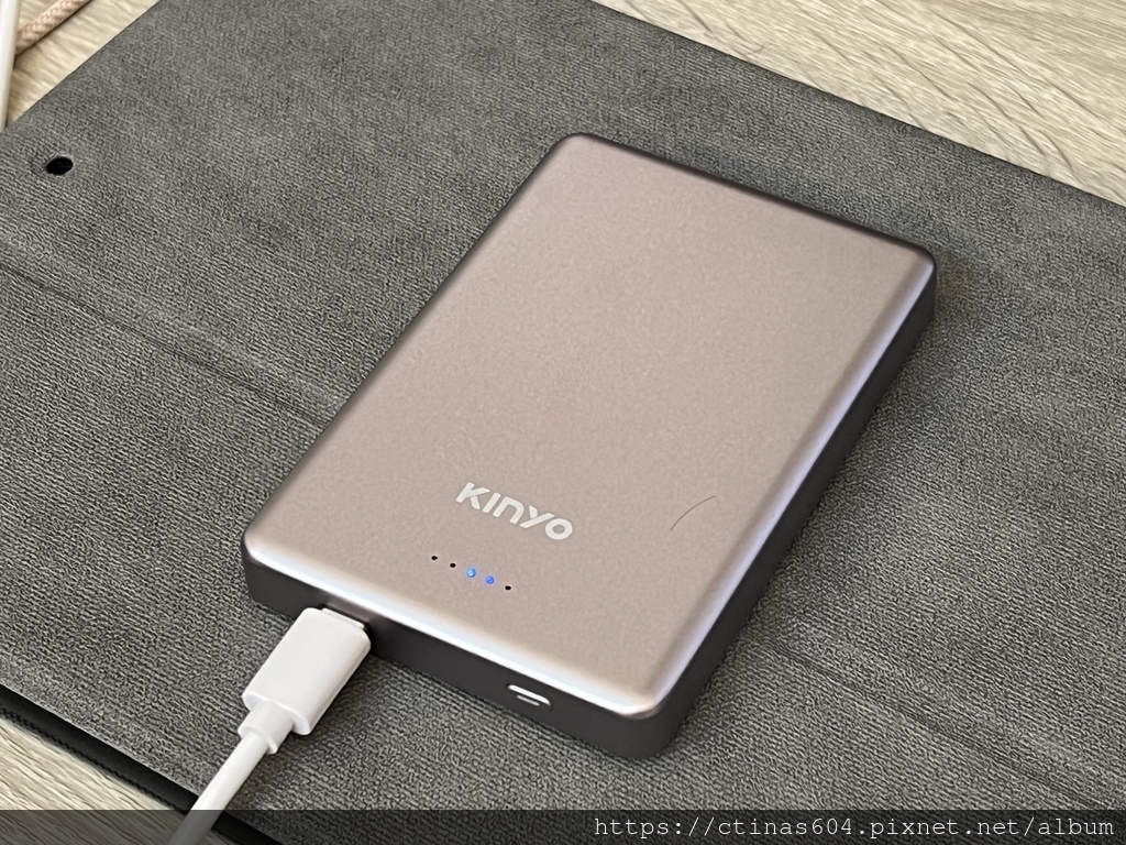 【開箱】KINYO 2 in 1 薄型大容量磁吸行動電源 p