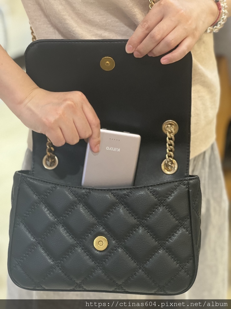 【開箱】KINYO 2 in 1 薄型大容量磁吸行動電源 p