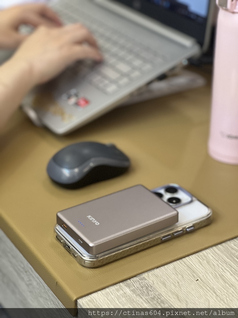 【開箱】KINYO 2 in 1 薄型大容量磁吸行動電源 p