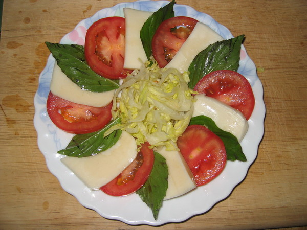 Italian appetizer: Caprese