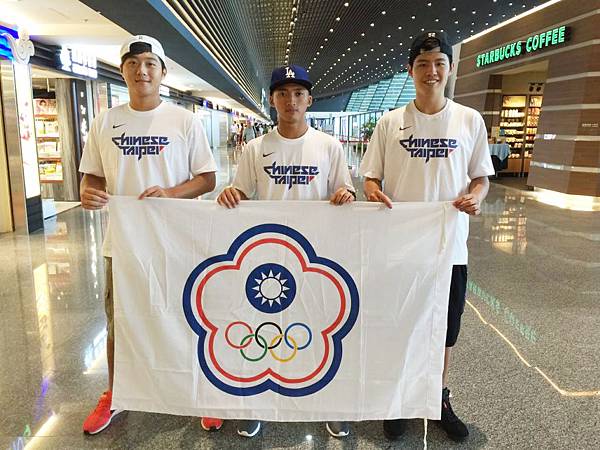 張柏翔、李威儒與朱鏡元(由左至右)代表我國前往菲律賓馬尼拉參加2015三對三世界巡迴賽大師賽.jpg 張柏翔、李威儒與朱鏡元(由左至右)代表我國前往菲律賓馬尼拉參加2015三對三世界巡迴賽大師賽.jpg