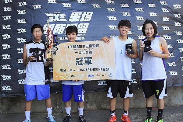 中華聽障女籃隊長許瑋玲（左二）領軍的「LOPE」隊在「CTTBA三對三巡迴賽」秋季站封后