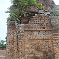 東梅蓬寺 一個個的洞代表事先堆好石頭、抹上灰岩泥在雕刻的證據