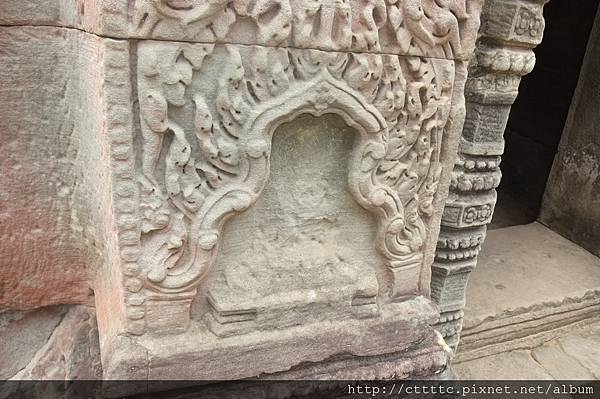 佛教時期雕的佛陀到了印度教時期就悲慘的被挖掉了