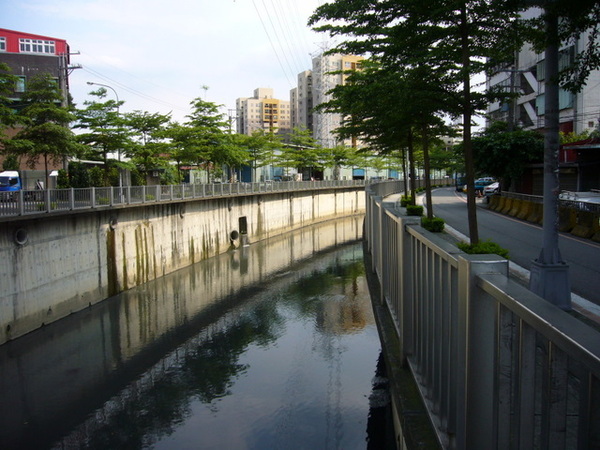 水溝旁步道