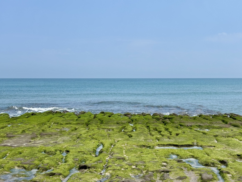 【新北石門景點】老梅綠石槽～季節限定的美景！順遊富貴角燈塔、