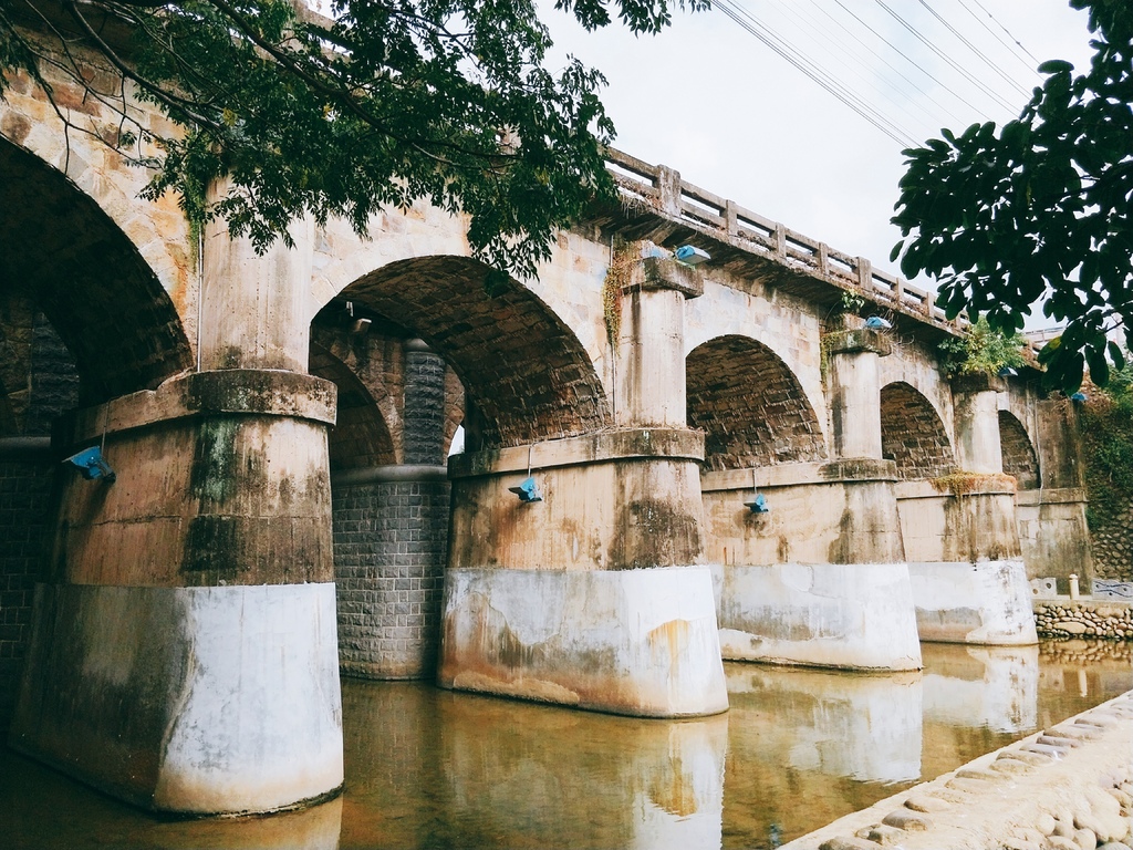 【新竹關西景點】東安古橋～近百年歷史的幽美古橋，古橋河岸美景