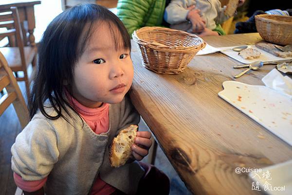 安琪拉吃麵包
