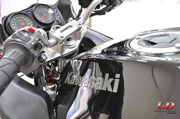 KAWASAKI  650R 黑  鍍膜 台中重機鍍膜LD汽車美容  LD車體美容