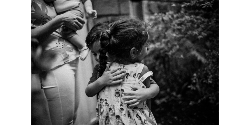 擁抱小孩.png 擁抱小孩.png