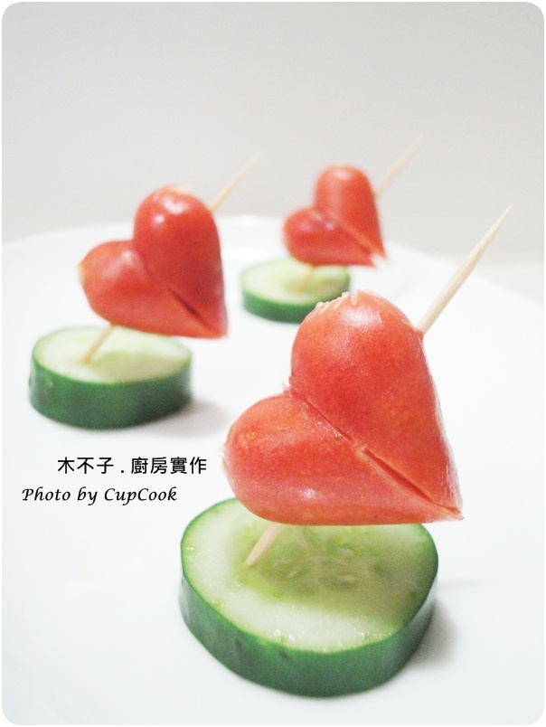 heart shape hot dog with cucumber heart shape hot dog with cucumber