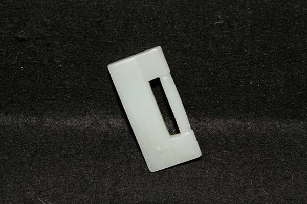 和闐玉-玉鎖片〔長 6.7∕寬 0.7∕高 3.1厘米〕-重量：40g-8E.JPG