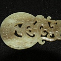 和闐玉-鏤雕榖紋夔龍璧〔高 8.7∕厚 0.5∕寬 6.3厘米〕-重量：51g-3B.JPG