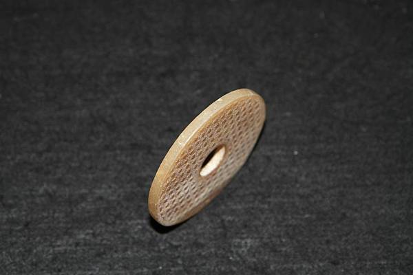 和闐玉-乳丁紋璧〔寬 7.8∕厚 0.5厘米〕-重量：62g-5F.JPG