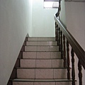 前往二樓的樓梯
