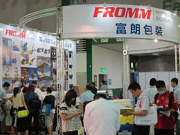 2015台北國際物流展2富朗包裝 手動打包機 fromm 棧板膜 打包機 包膜機 電動打包機 打包機維修 自動打包機 打包扣 塑膠護角 打包機 使用方法 半自動打包機 鋼帶打包機 pp帶打包機 包膜機器 打包膠膜 手提式打包機 氣墊機 打帶機 pet帶 手動打包帶 PP打包帶 膠膜機 打包機使用方法 氣動打包機 全自動打包機 緩衝包材.JPG