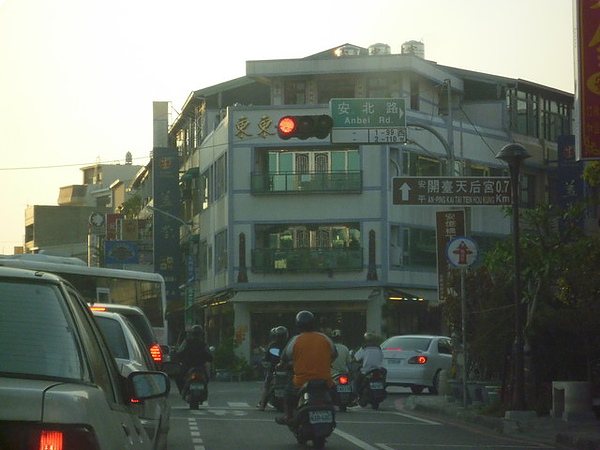 安平路一直往下開會遇見的岔路,右邊去安平豆花