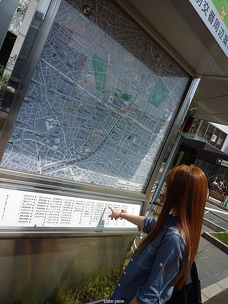 每一個車站出口都會有地圖看板^^