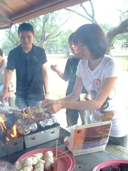 芭樂不畏油煙努力的幫大家烤肉~