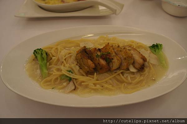 奶香迷迭蒜香烤雞肉義大利麵 奶香迷迭蒜香烤雞肉義大利麵
