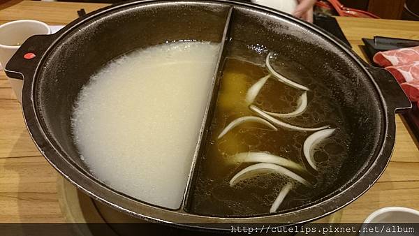 鴛鴦鍋(豬骨湯&牛骨湯)104/5/24 鴛鴦鍋(豬骨湯&牛骨湯)104/5/24
