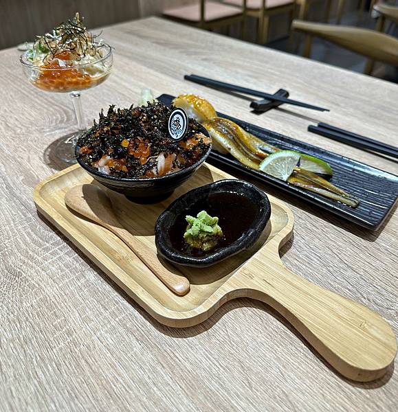 御壽屋30苔鮭盛小缽炙烤一本星鰻炙烤比目魚邊鰭_1.jpg 御壽屋30苔鮭盛小缽炙烤一本星鰻炙烤比目魚邊鰭_1.jpg