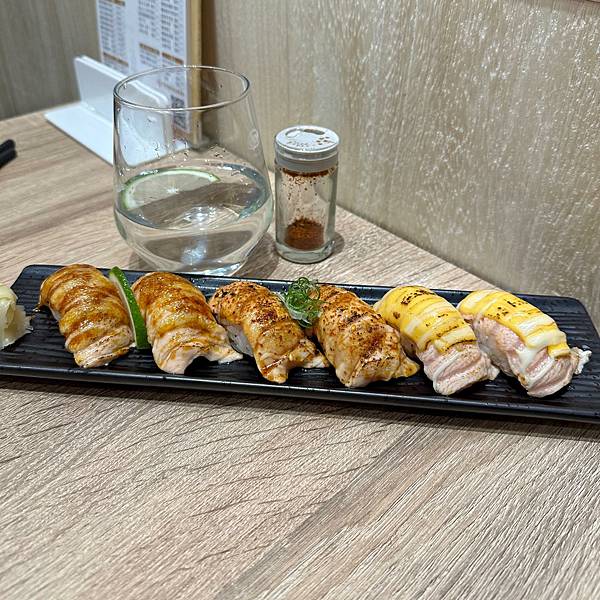 御壽屋26炙烤三味鮭魚(檸香焦糖鹽燒起司鮭魚)_1.jpg 御壽屋26炙烤三味鮭魚(檸香焦糖鹽燒起司鮭魚)_1.jpg