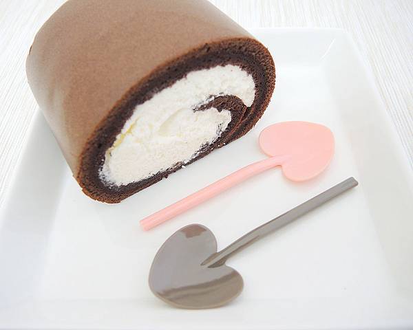 Roll-Cake-Plastic-Heart-Spoon.jpg