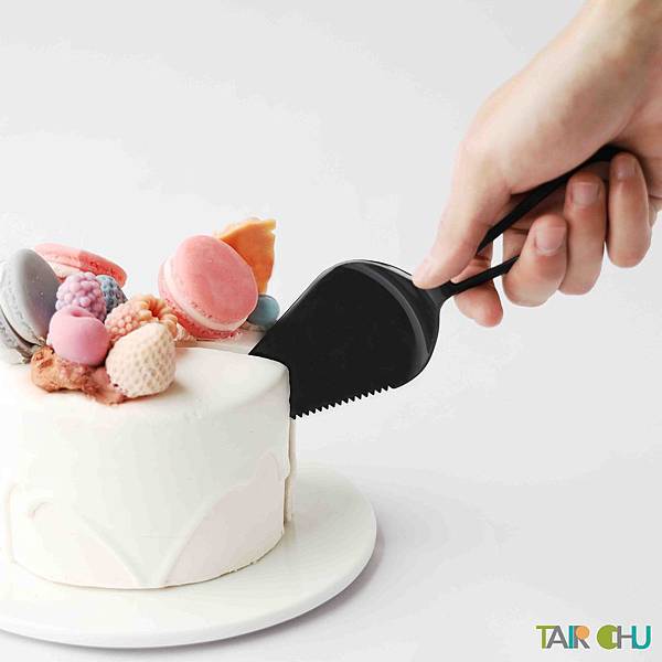 tc-22cm-triangle-shaped-knife-for-cake-black-color.jpg