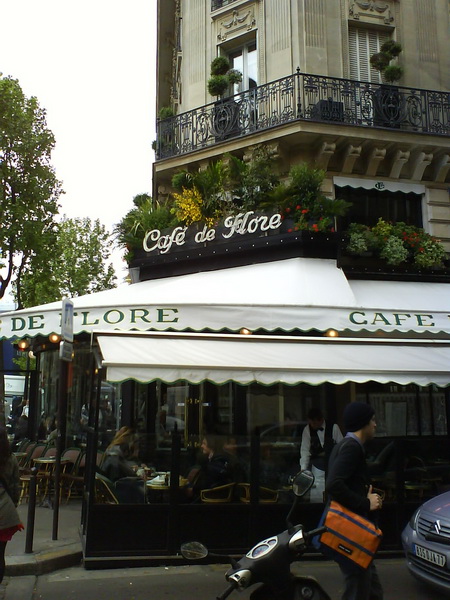 巴黎的車阻柱。