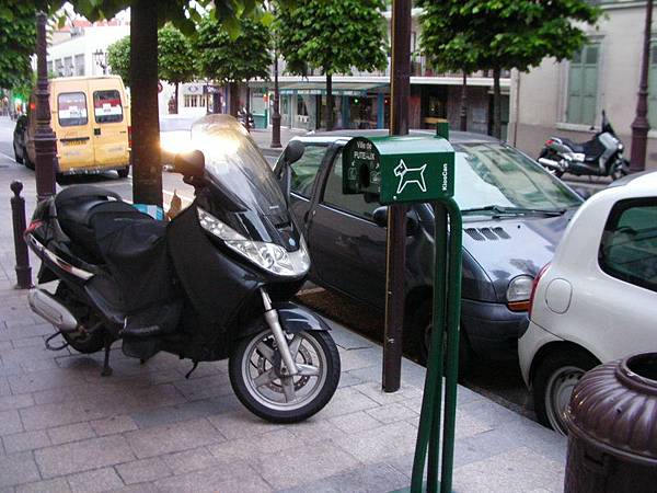 車阻柱在照片左邊~