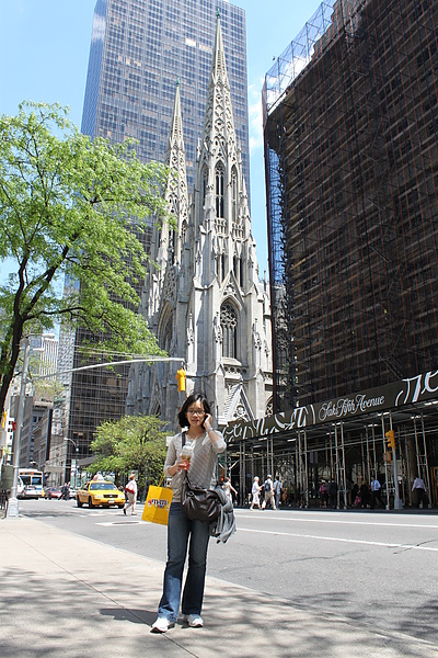 身後是St. Patrick Cathedral