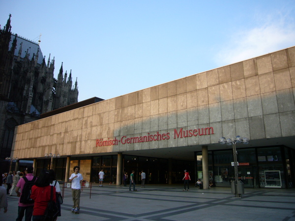 羅馬日耳曼博物館也在隔壁