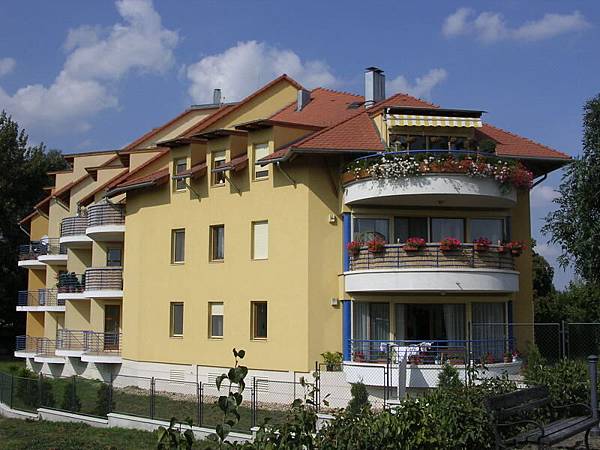 房屋的配色，和藍天白雲，真的有巴爾幹風情